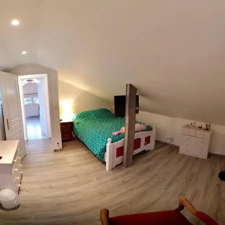 Holiday home Maison Sainte Cecile Proche Et Commerces *